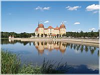 Schloss Moritzburg mit seinen Teichen ,der entdeckenswerten Umgebung und dem größten Pferdegestüt Sachsens . Ausstellungen , Kutschfahrten oder Wanderungen lassen einen Tag zum Erlebnis werden .