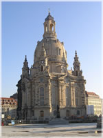 Die neu aufgebaute Frauenkirche in Dresden - Ein Besuchermagnet für Menschen aus aller Welt . Doch auch der Zwinger , die Altstadt und zahlreiche Bauwerke und Museen laden zum Bestaunen ein .