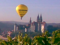 Blick über das Meissner Elbtal bis hin zur  Sächsischen Schweiz . Entlang der Sächsischen Weinstrasse laden zahlreiche Winzer und Weingüter zum Verweilen und Probieren ein . 