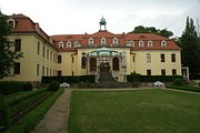 Schloss Proschwitz im neobarocken Stil . Das aufwendig restaurierte Schloss überzeugt mit seinen Räumen und seiner Parkanlage sowie mit zahlreichen Veranstaltungen .